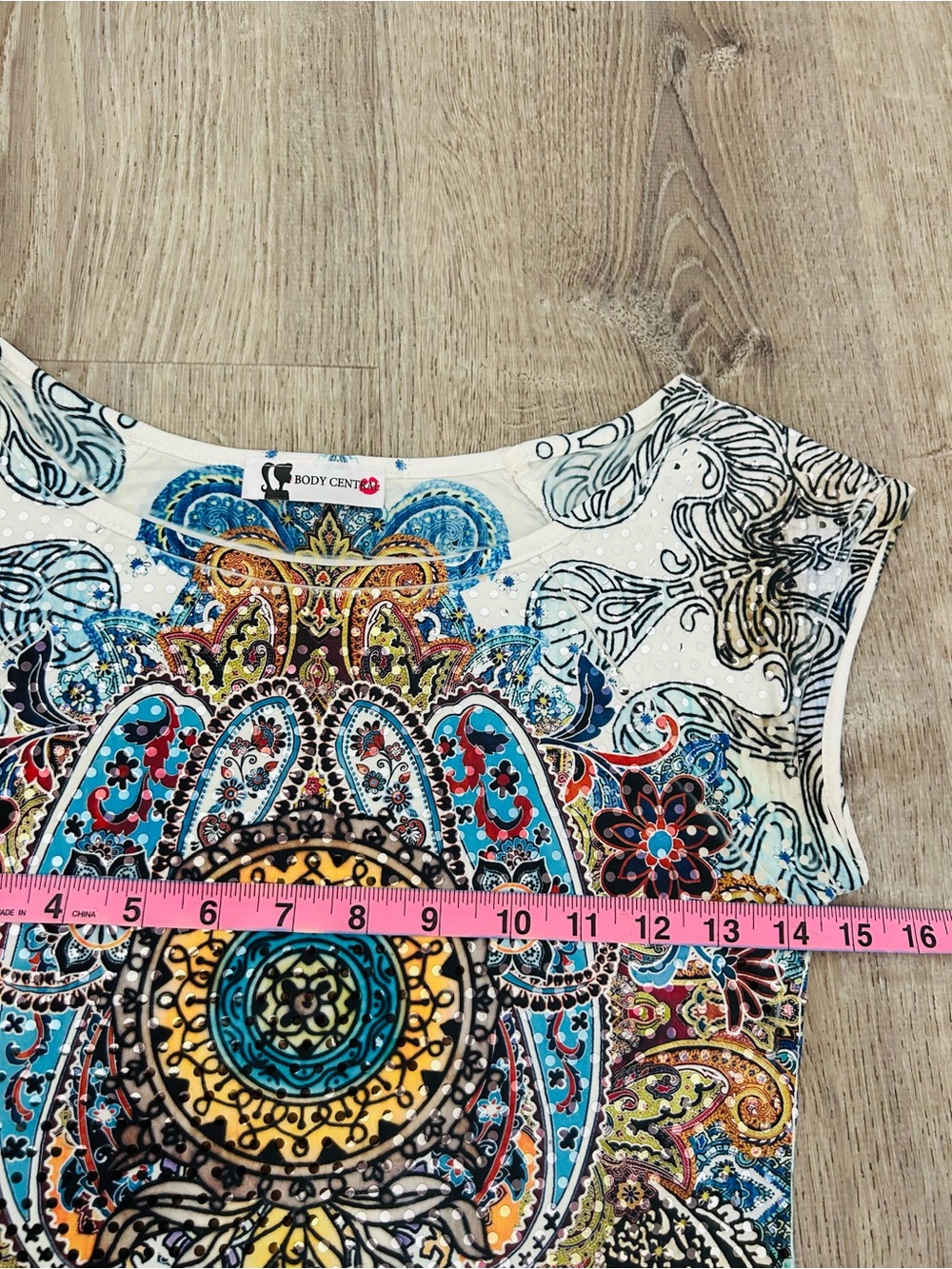 Body Central Women’s White Multicolor Boho Medallion Short Sleeve Tee Medium - Picture 5 of 8
